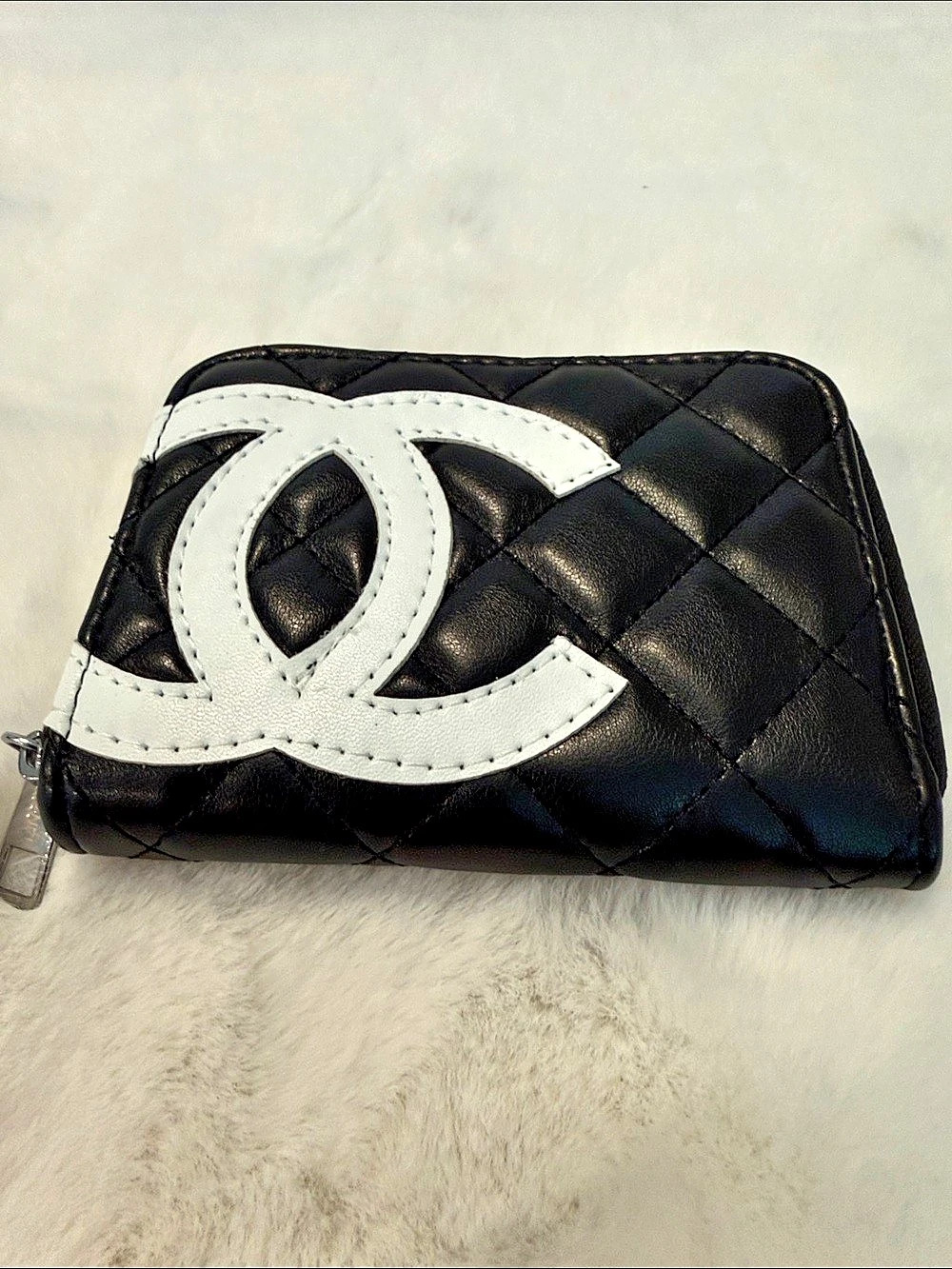 NWOT Source Unknown Quilted Zip Wallet in Black & White